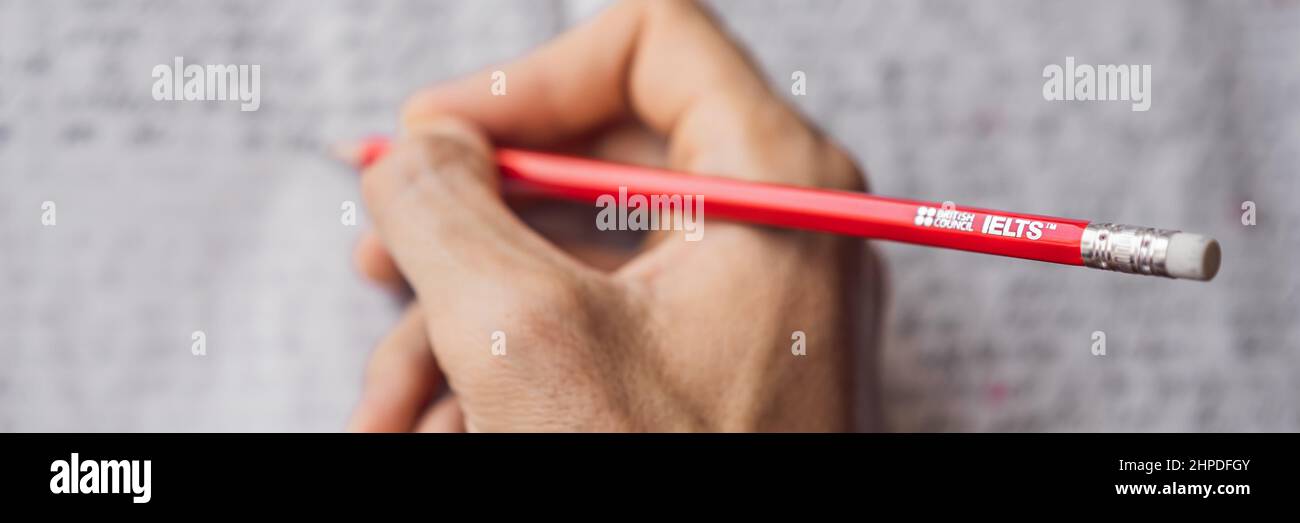 Vietnam, Nha Trang, 14.07.2020: Crayons rouges IELTS et cahier d'essai