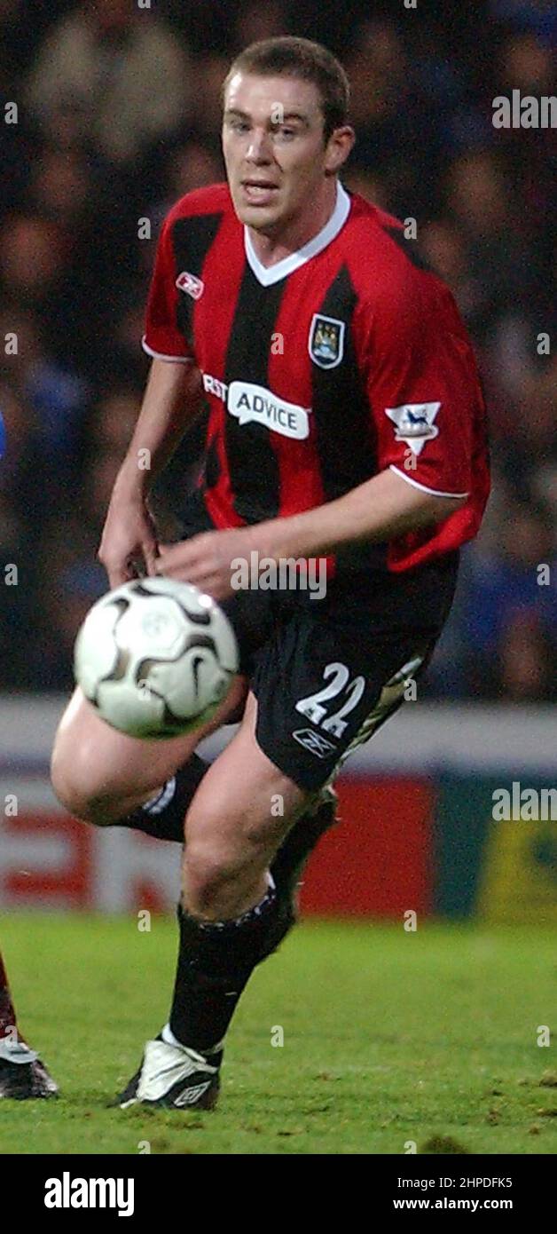 PORTSMOUTH V VILLE DE MANCHESTER. 10-01-04 RICHARD DUNNE. PIC MIKE WALKER 2004 Banque D'Images