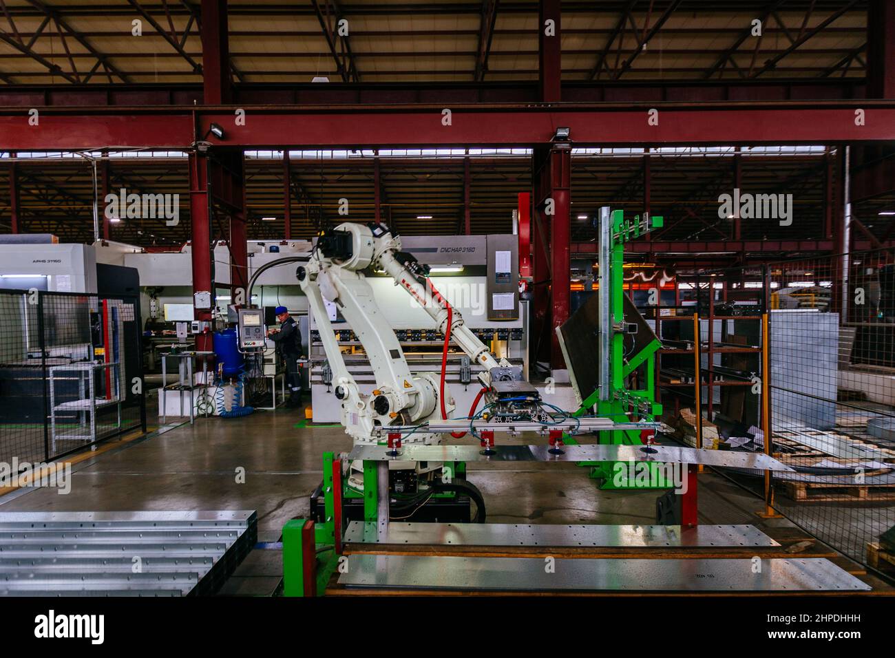 Bras robotisé travaillant avec des tôles en usine de travail des métaux. Banque D'Images