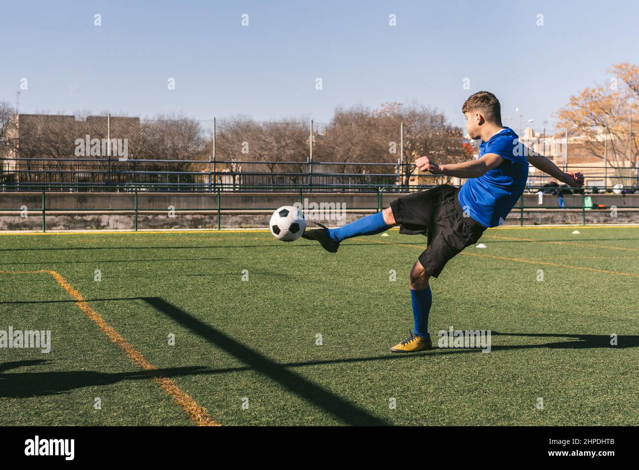 un jeune joueur de football fait volte-face Banque D'Images