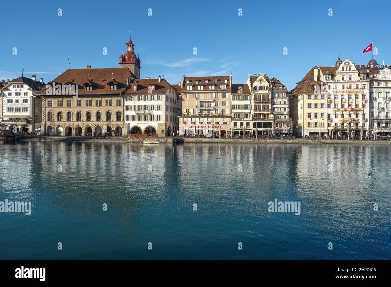 Lucerne, Suisse - 27 novembre 2019 : vue panoramique de la vieille ville de Lucerne avec tour de l'hôtel de ville et rivière Reuss - Lucerne, Suisse Banque D'Images