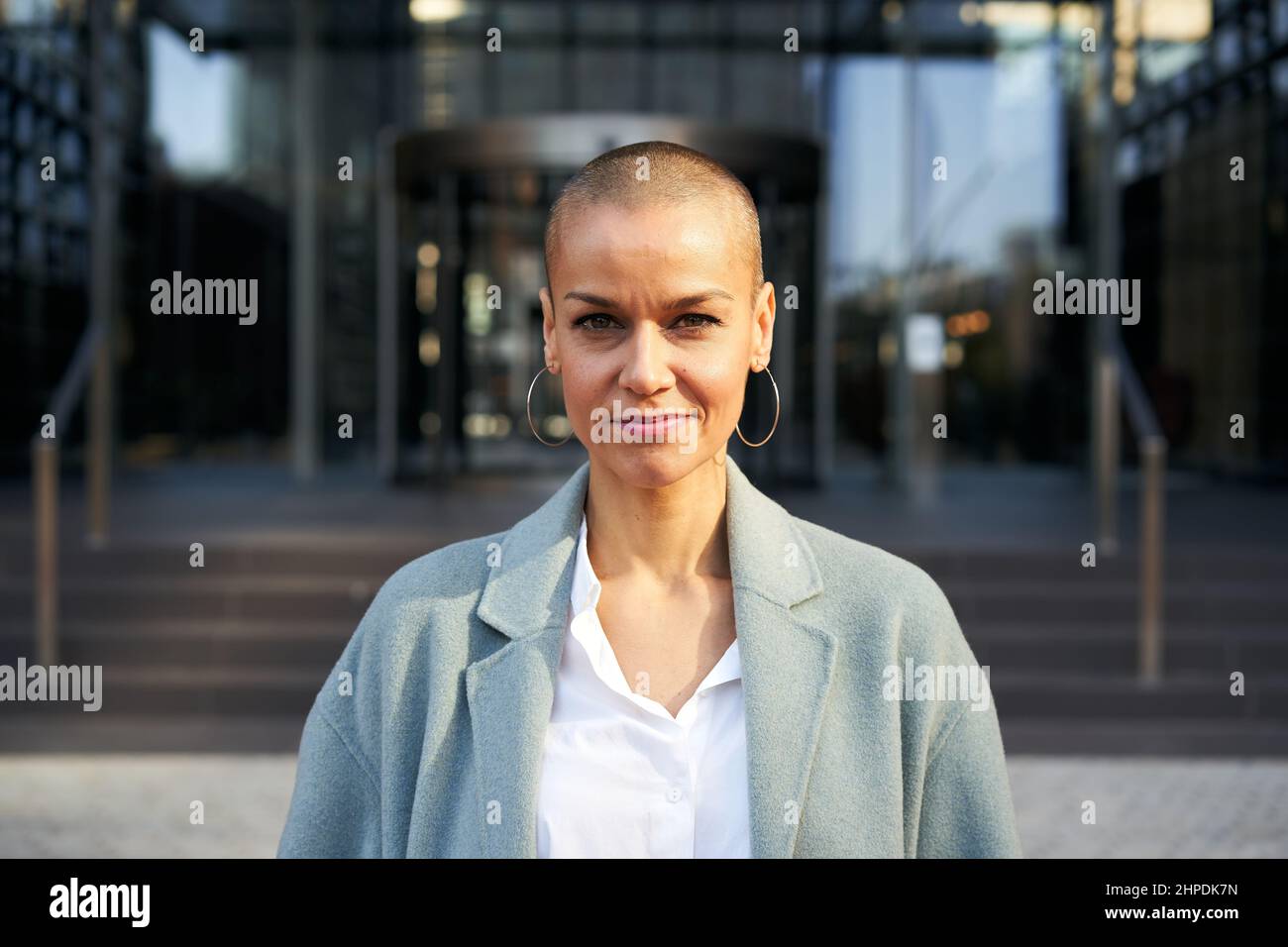 Portrait d'une femme d'âge moyen regardant l'appareil photo. Femme autonome et confiante Banque D'Images