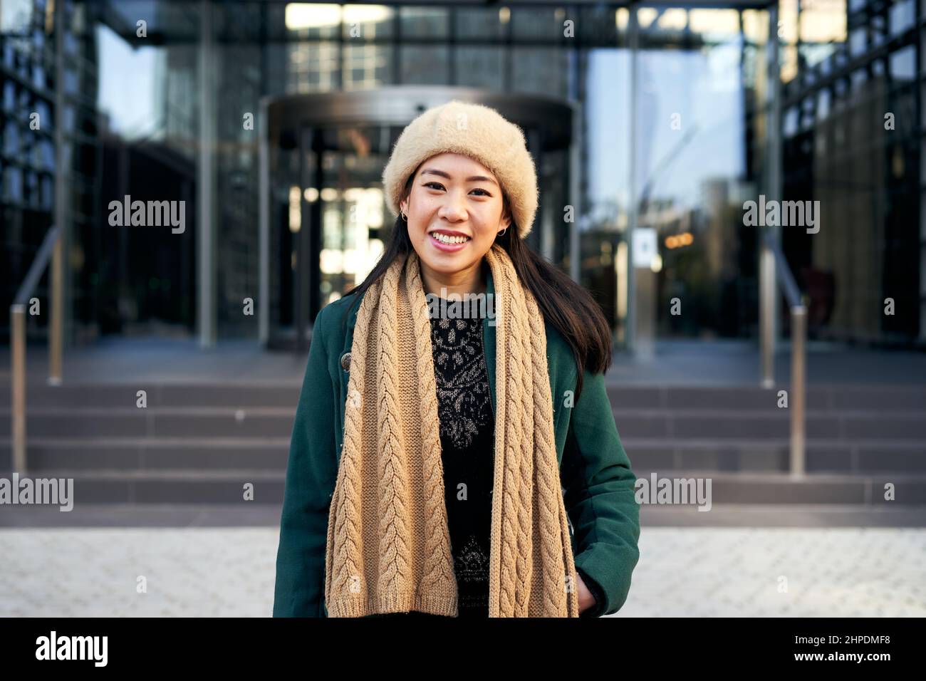 Jeune femme d'affaires asiatique qui regarde un appareil photo souriant. Une dame chinoise joyeuse souriant pour les succès du travail. Banque D'Images