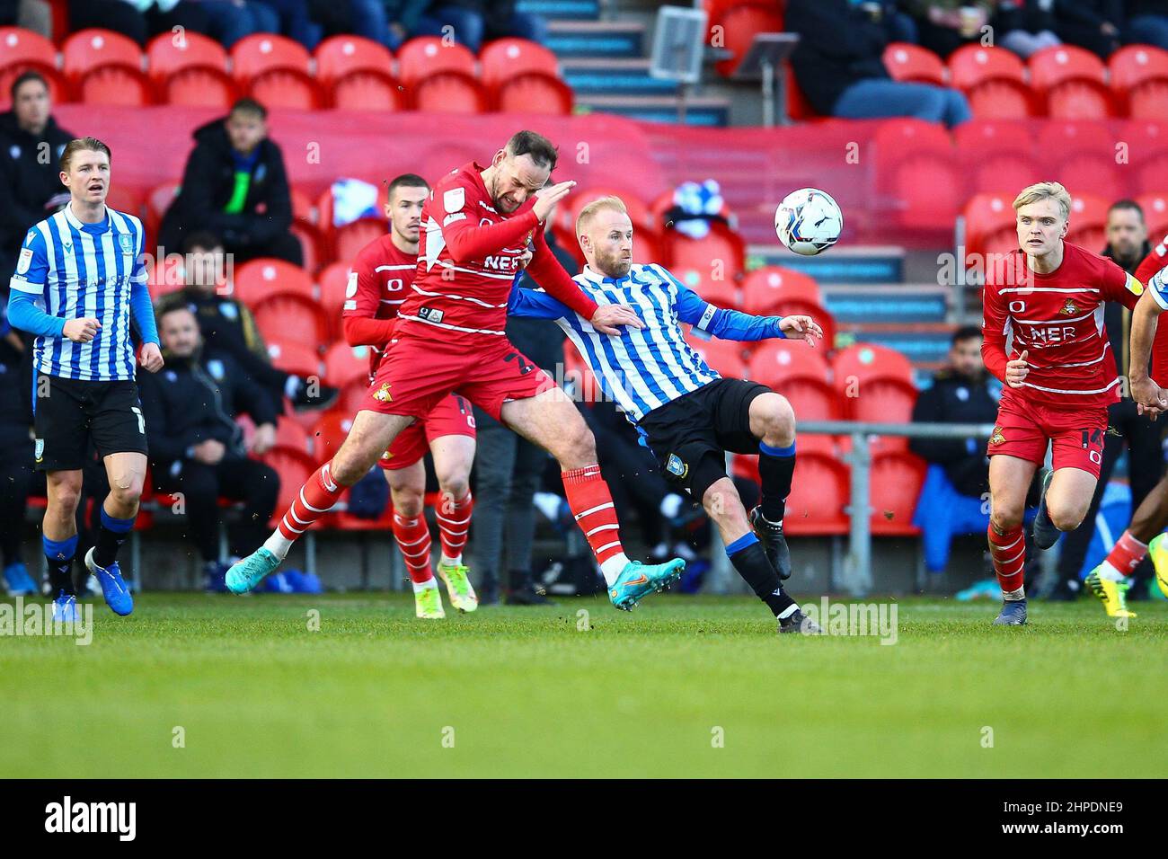 Barry Bannan (10) de Sheffield mercredi batailles pour le bal avec Dan Gardner (23) de Doncaster - pendant le match Doncaster / Sheffield mercredi, EFL League One 2021/22 au stade Eco-Power, Doncaster, Angleterre - 19th février 2022 (photo de WhiteRosePhotos) Banque D'Images