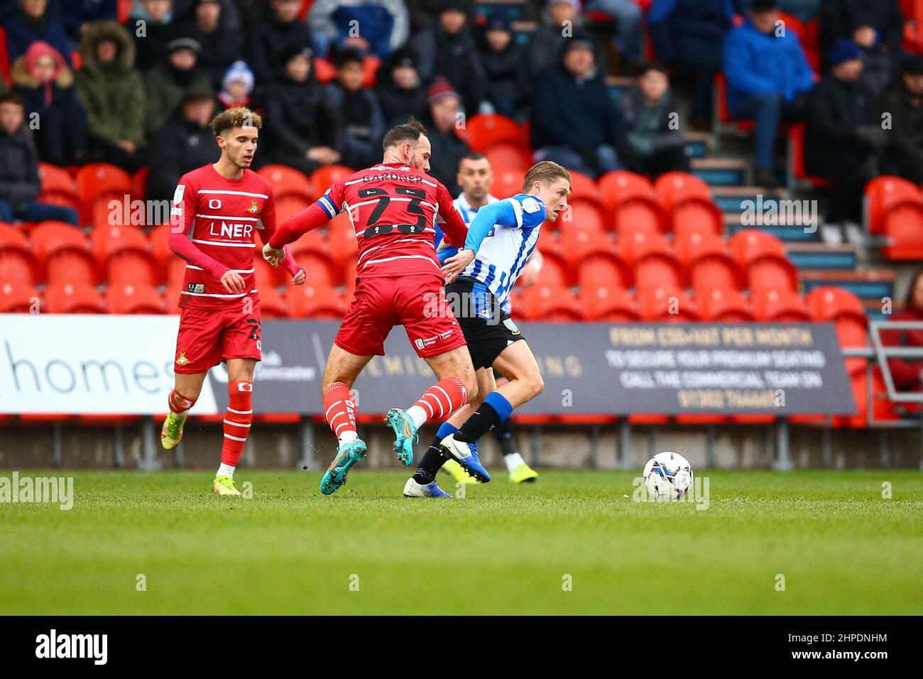 Stade Eco-Power Doncaster, Angleterre - 19th février 2022 George Byers (14) de Sheffield mercredi tient Dan Gardner (23) de Doncaster - pendant le match Doncaster contre Sheffield mercredi, EFL League One 2021/22 au stade Eco-Power Doncaster, Angleterre - 19th février 2022 crédit: Arthur Haigh/WhiteRosePhotos/Alay Live News Banque D'Images