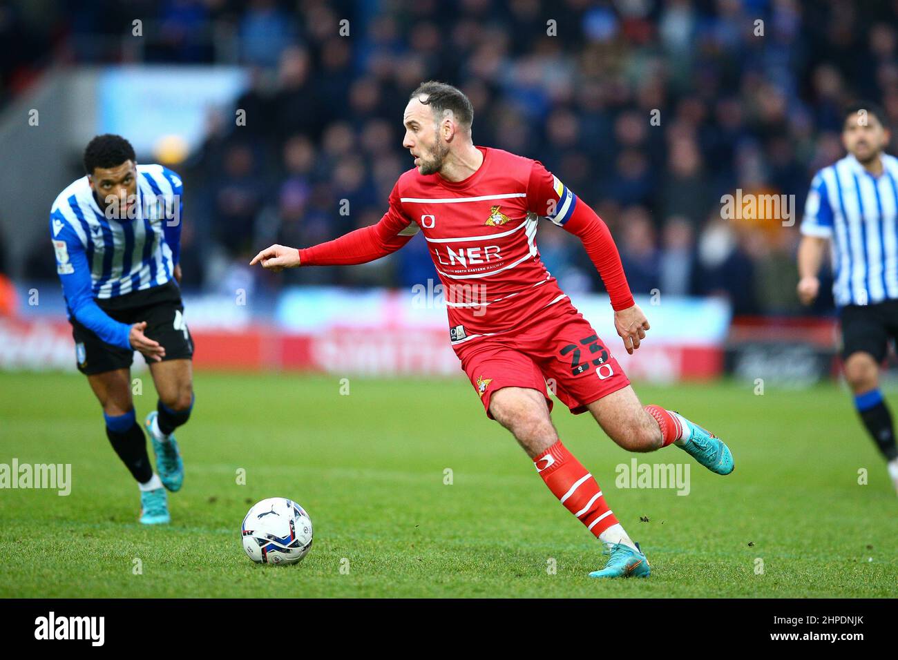 Stade Eco-Power Doncaster, Angleterre - 19th février 2022 Dan Gardner (23) de Doncaster - pendant le match Doncaster v Sheffield mercredi, EFL League One 2021/22 au stade Eco-Power Doncaster, Angleterre - 19th février 2022 crédit: Arthur Haigh/WhiteRosePhotos/Alay Live News Banque D'Images