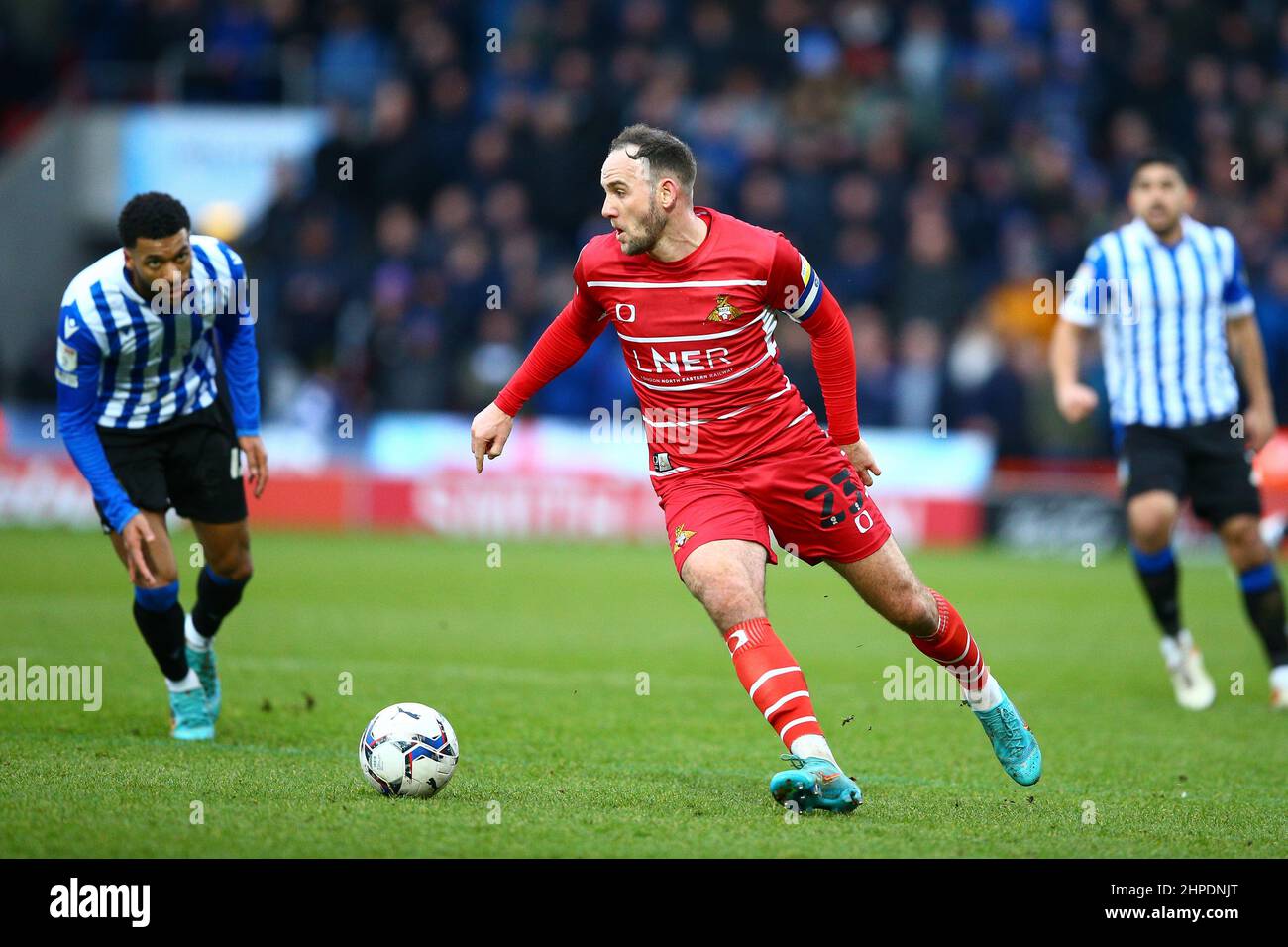 Stade Eco-Power Doncaster, Angleterre - 19th février 2022 Dan Gardner (23) de Doncaster - pendant le match Doncaster v Sheffield mercredi, EFL League One 2021/22 au stade Eco-Power Doncaster, Angleterre - 19th février 2022 crédit: Arthur Haigh/WhiteRosePhotos/Alay Live News Banque D'Images