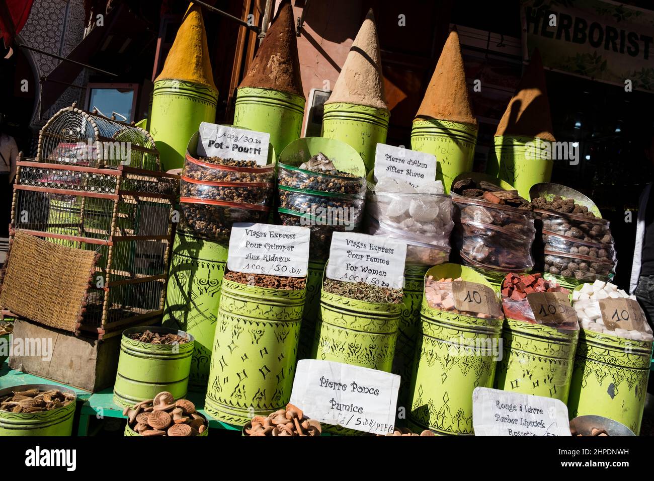Diverses herbes et potions à vendre dans un souk de la Médina, Marrakech, Maroc Banque D'Images