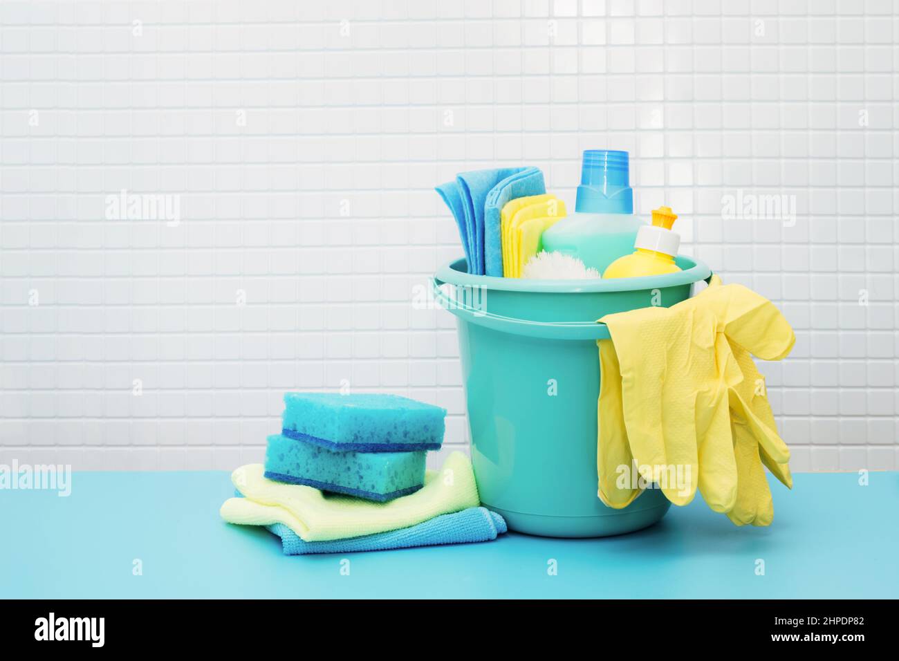 Nettoyants et détergents en seau, accessoires pour le nettoyage de diverses surfaces et pièces fond bleu Banque D'Images