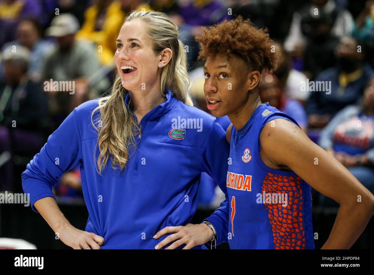 Bâton Rouge, LA, États-Unis. 20th févr. 2022. L'entraîneur en chef de Floride Kelly Rae Finley parle avec Kiara Smith (1) à mi-temps pendant l'action de NCAA Women's Basketball entre les Florida Gators et les LSU Tigers au Pete Maravich Assembly Center à Baton Rouge, LA. Jonathan Mailhes/CSM/Alamy Live News Banque D'Images