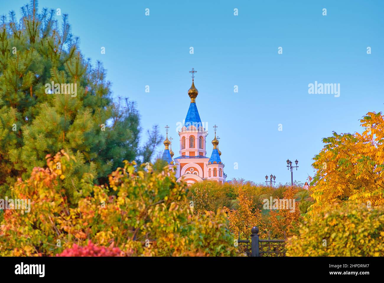 Khabarovsk, Russie - 29 septembre 2021 : Grado-Khabarovsk Cathédrale de l'Assomption de la mère de Dieu du remblai sur le fond de l'automne t Banque D'Images