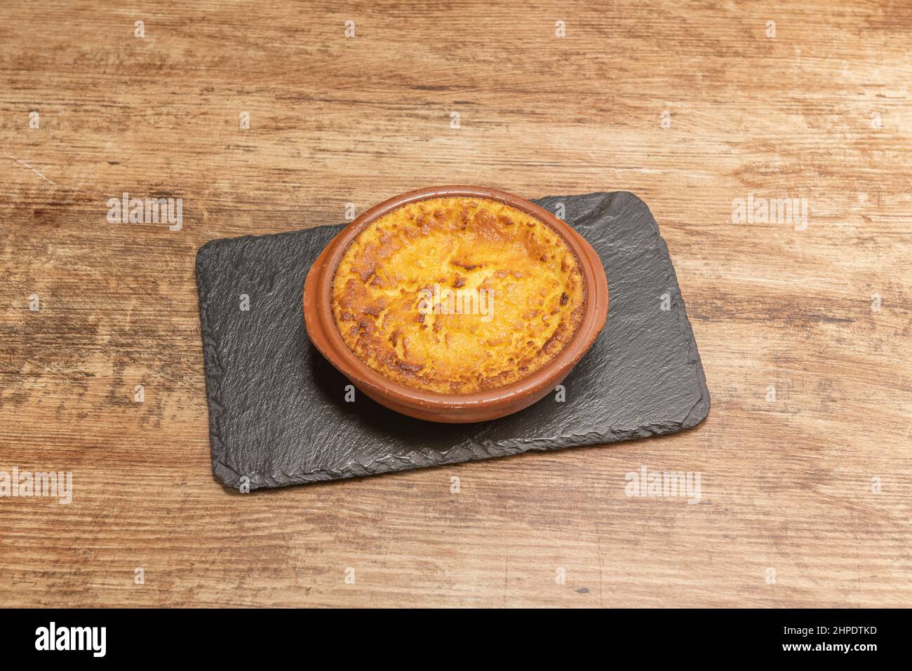 Le quesada pasiega est un dessert typique de la région de Valles Pasiegos, en Cantabrie, à base de lait préfabriqué, de beurre et de sucre. Banque D'Images