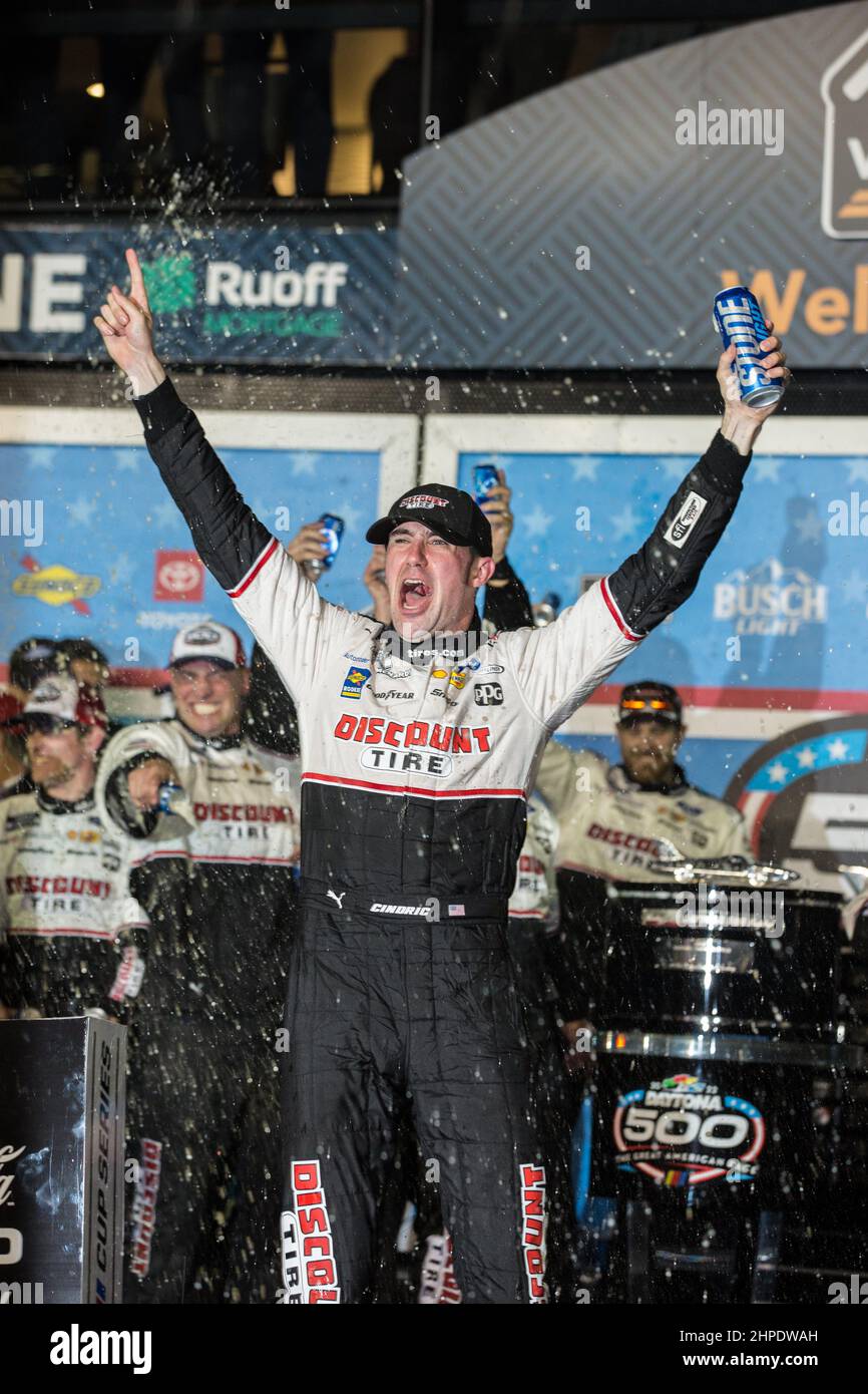 Daytona, Floride 20 février 2022 : Austin Cindric, pilote de la série NASCAR Cup (2) célèbre la victoire du Daytona 500 au Daytona International Daytona Speedway, FL. Jonathan Huff/The Podium Finish via CSM. Banque D'Images