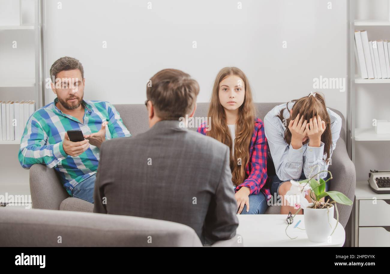 Concept parental.Parents informant le psychologue des problèmes familiaux ou infantiles. Banque D'Images