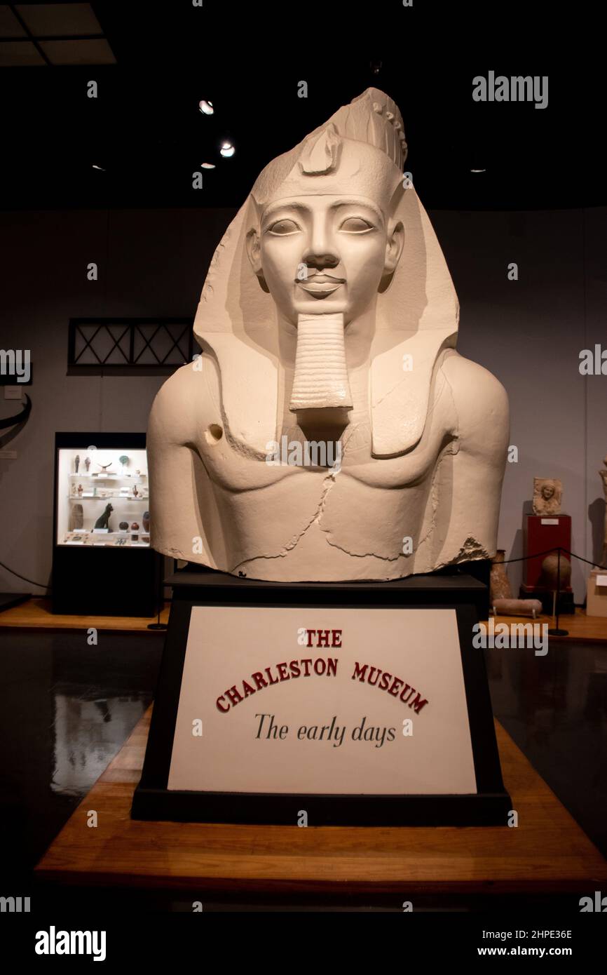 L'intérieur du Charleston Museum montrant le buste d'un Pharaon égyptien Banque D'Images