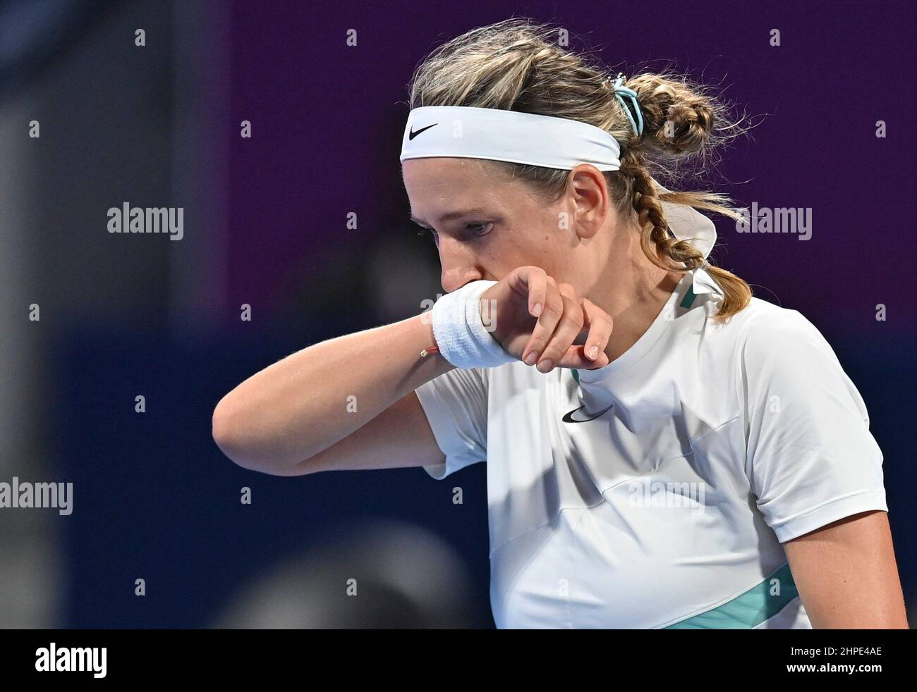 Doha, Qatar. 20th févr. 2022. Victoria Azarenka, du Bélarus, réagit lors du premier tour du tournoi de tennis ouvert WTA Qatar contre Yulia Putintseva, du Kazakhstan, au complexe de tennis international Khalifa à Doha, capitale du Qatar, le 20 février 2022. Credit: Nikku/Xinhua/Alay Live News Banque D'Images