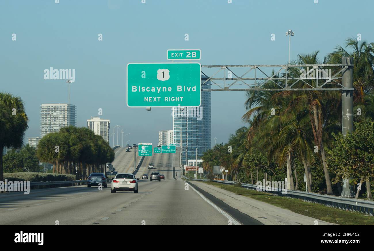Miami, Floride, États-Unis - 19 février 2022 - vue sur la circulation sur l'Interstate 95 Sud et sortie 2B vers Biscayne Boulevard Banque D'Images
