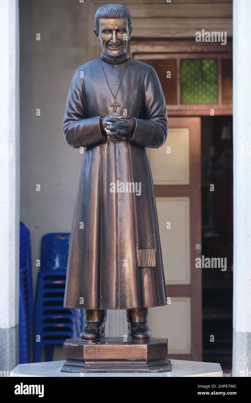 Statue d'un ancien prêtre français à l'église Immaculée conception, Samsen soi 11, Bangkok, Thaïlande, établie par des immigrants cambodgiens et vietnamiens Banque D'Images