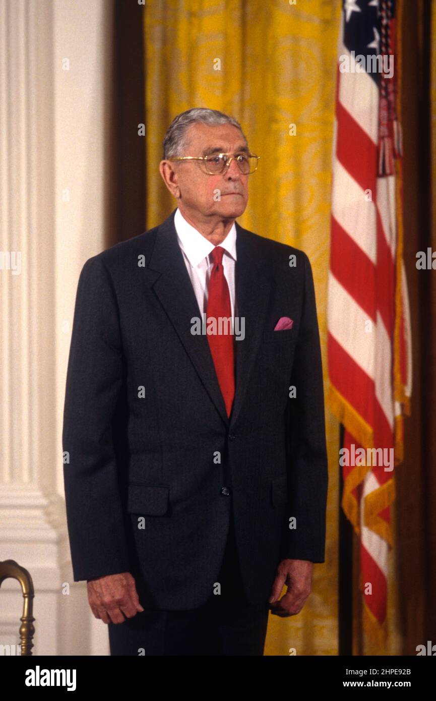 Le major de la Marine à la retraite, le général James L. Day, écoute le président américain Bill Clinton, lors de la cérémonie de remise de la Médaille d'honneur dans la salle est de la Maison Blanche, le 20 janvier 1998 à Washington, D.C. Day a reçu la Médaille d'honneur pour ses actions héroïques durant la bataille d'Okinawa pendant la Seconde Guerre mondiale Banque D'Images