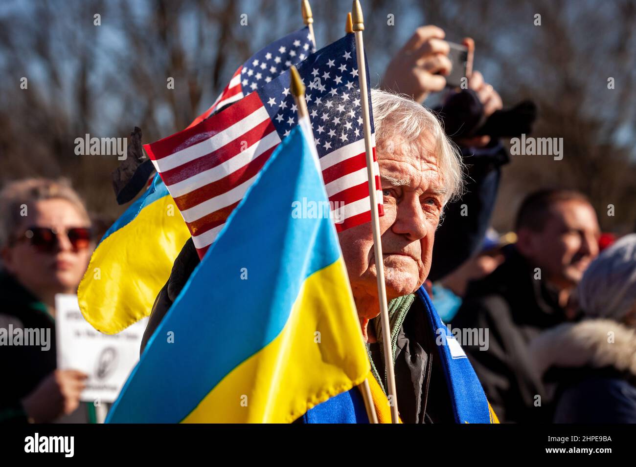 Washington, DC, États-Unis, 20 février 2022. Photo : un manifestant détient les drapeaux ukrainien et américain lors d'un rassemblement de solidarité pour l'Ukraine. Des milliers de personnes ont assisté à l'événement pour soutenir l'indépendance, la souveraineté et l'intégrité territoriale de l'Ukraine alors que le président russe Vladimir Poutine menace l'invasion avec des troupes mobilisées à la frontière. L'événement a été parrainé par Razom, une organisation ukrainienne de plaidoyer, et a inclus une veillée pour la Sotnia Heavenly Hundred/Nebesna (ceux tués pendant la révolution de la dignité de 2014), ainsi qu'une marche à la Maison Blanche. Crédit : Allison Bailey / Alamy Live News Banque D'Images