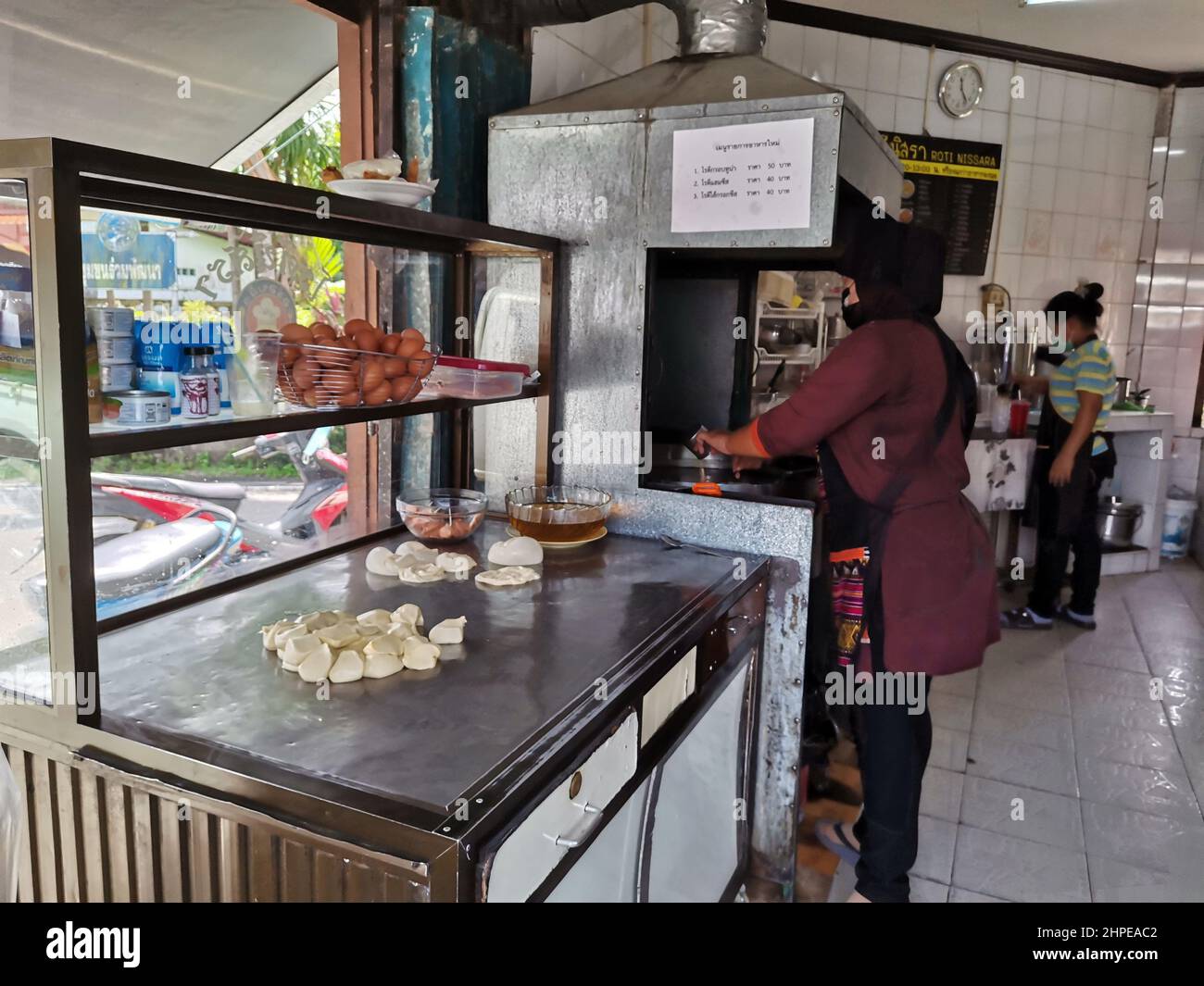 Femme thaïlandaise chef musulman et vendeur de cuisine de rue locale roti murtabak au café restaurant boutique à vendre les gens thaïlandais et le voyageur étranger client e Banque D'Images