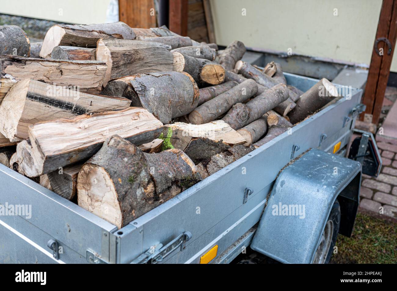 Une remorque remplie de bois de chauffage par la maison Photo Stock - Alamy