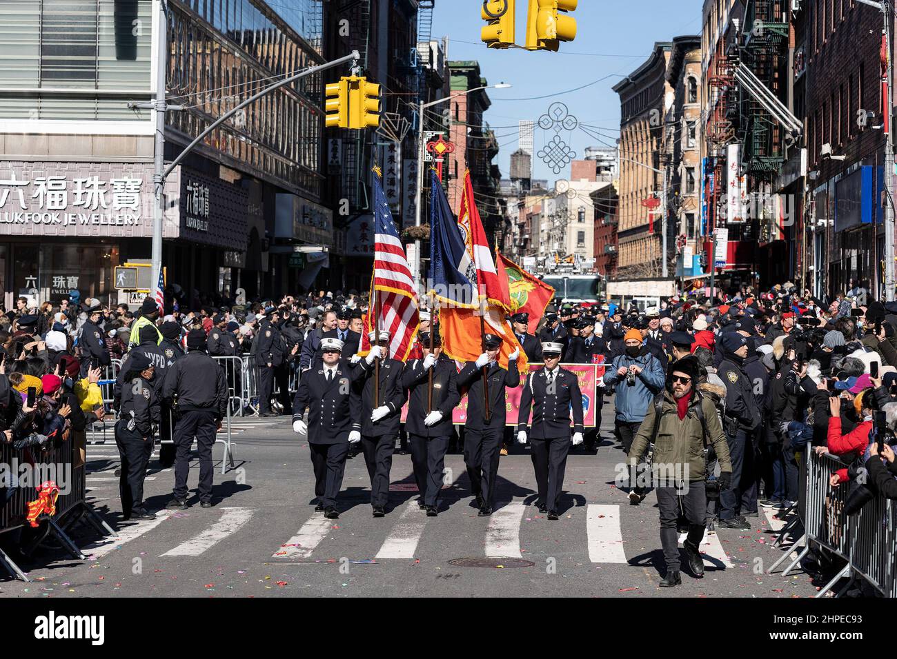 New York, New York, États-Unis. 20th févr. 2022. Atmosphère pendant le défilé du nouvel an lunaire dans le quartier chinois de Manhattan. Des milliers de personnes ont participé et regardé la parade le long des rues de Chinatown. La danse du lion, la danse du dragon, les drapeaux des États-Unis et de la République populaire de Chine, les chars et quelques déclarations politiques ont été vus sur la route du défilé. (Credit image: © Lev Radin/Pacific Press via ZUMA Press Wire) Banque D'Images
