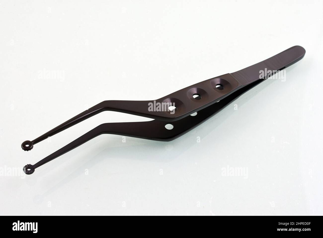 Brucelles chirurgicales à revêtement noir Banque D'Images