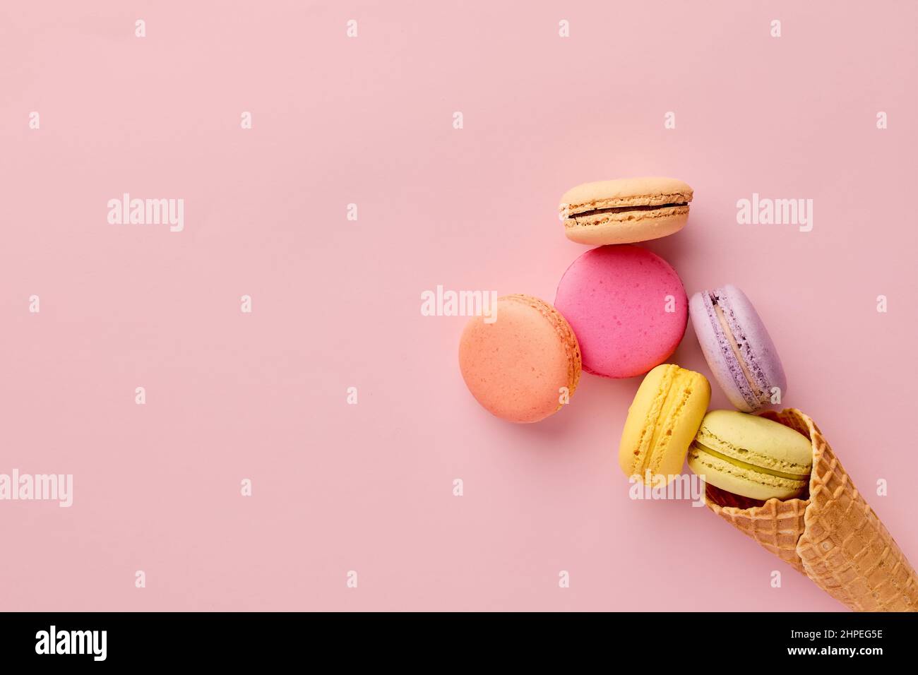 Les Cookies En Forme De Crème Glacée. Rangée De Biscuits Colorés