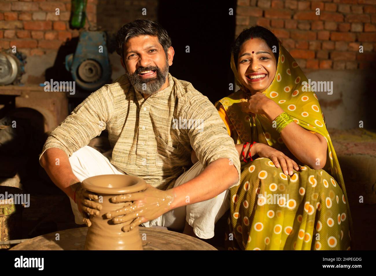 Portrait d'un couple indien heureux poterie bâtiment pot d'argile. Homme de barbe travaillant avec sa femme, compétence inde concept. Banque D'Images