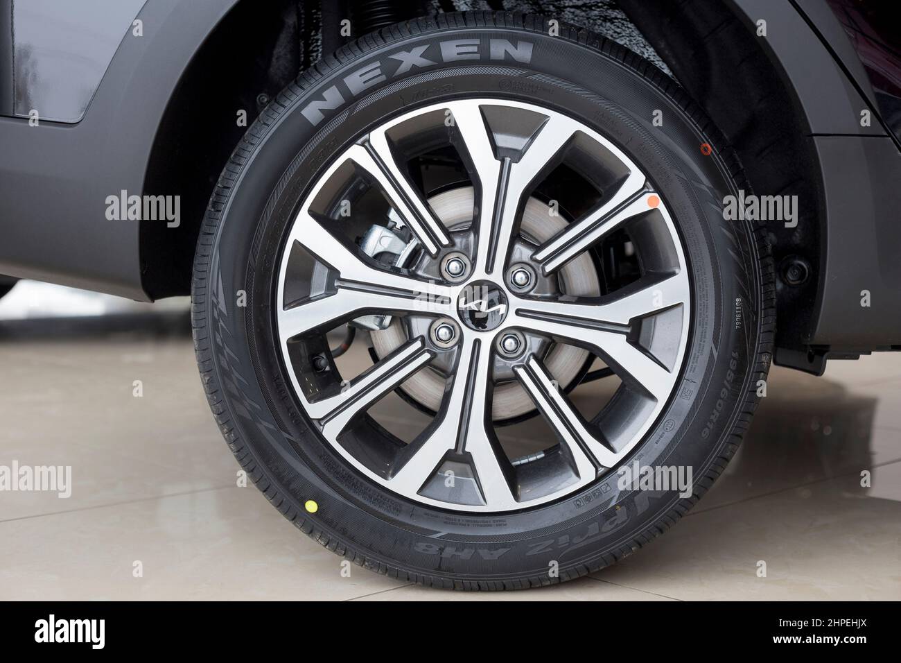 Russie, Izhevsk - 17 février 2022 : salle d'exposition KIA. La roue de la  voiture Rio X. Jante en alliage et pneu Nexen. Célèbre marque mondiale.  Transport moderne Photo Stock - Alamy