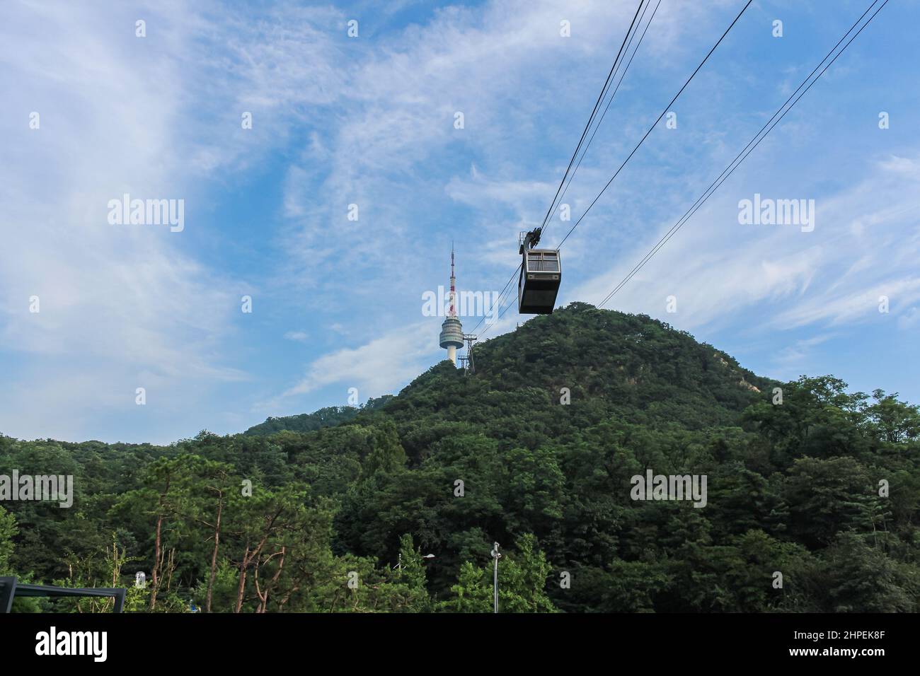 Séoul, Corée du Sud - 25 juillet 2020 : la tour de télévision de Séoul ou la tour N de Séoul est une tour de communication et d'observation située sur la montagne Namsan. Un câble c Banque D'Images