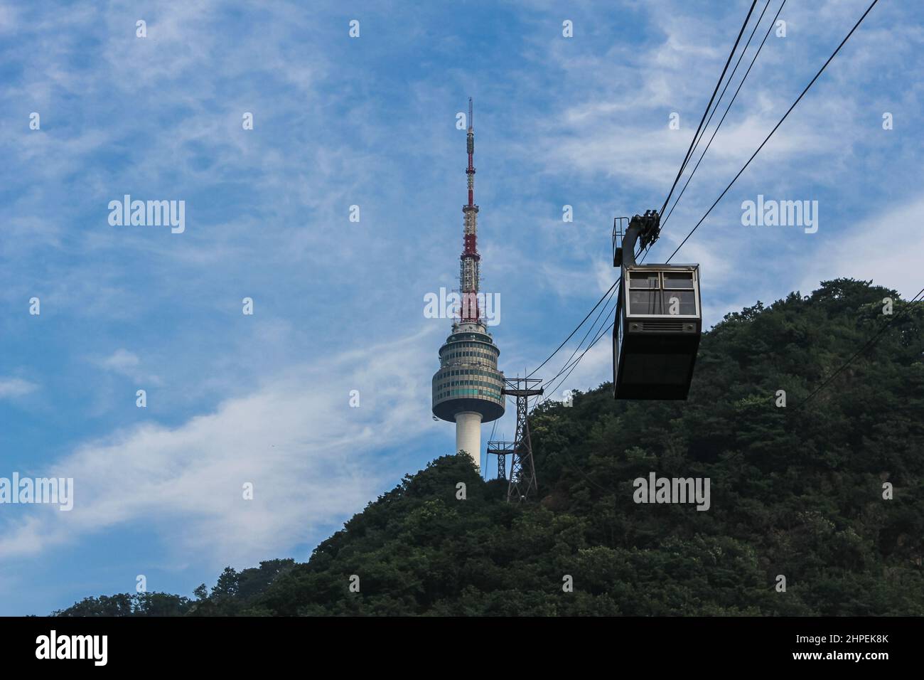 Séoul, Corée du Sud - 25 juillet 2020 : la tour de télévision de Séoul ou la tour N de Séoul est une tour de communication et d'observation située sur la montagne Namsan. Un câble c Banque D'Images
