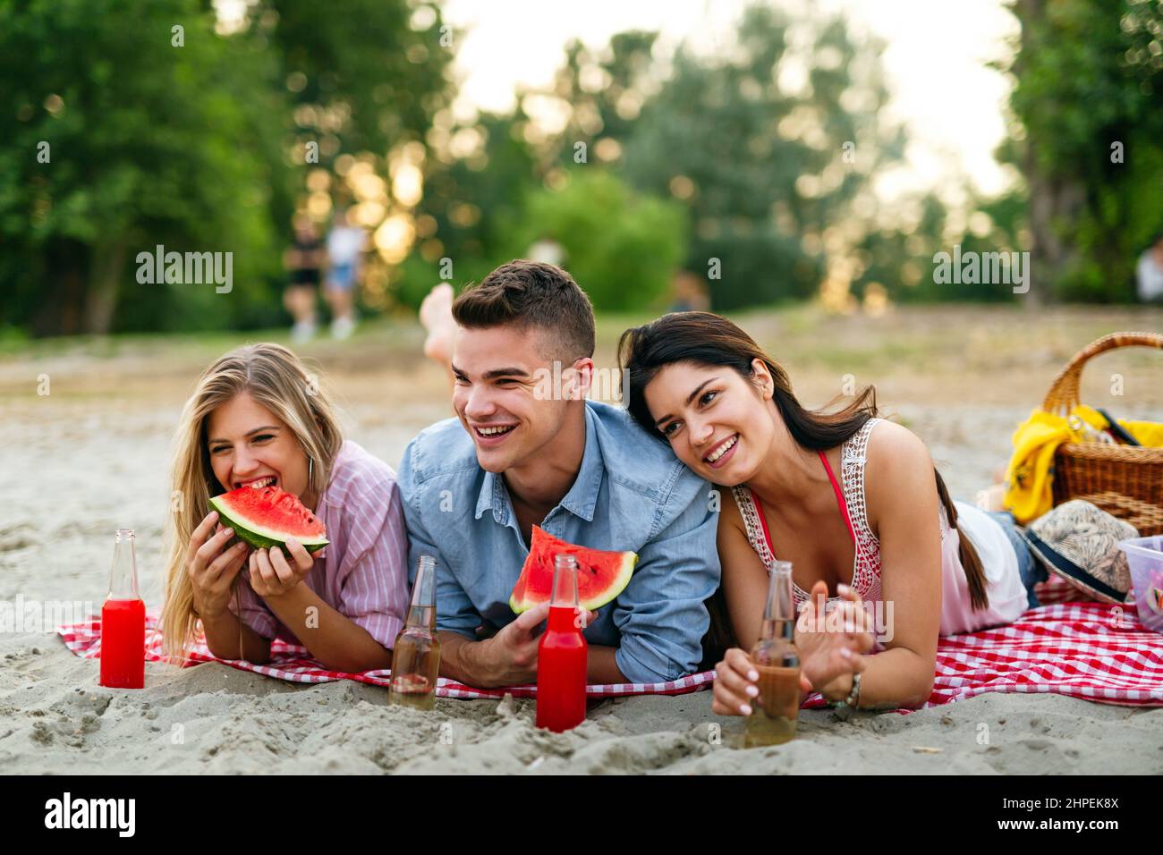 Groupe de jeunes amis qui s'amusent à la plage en vacances. Concept de bonheur des gens Banque D'Images