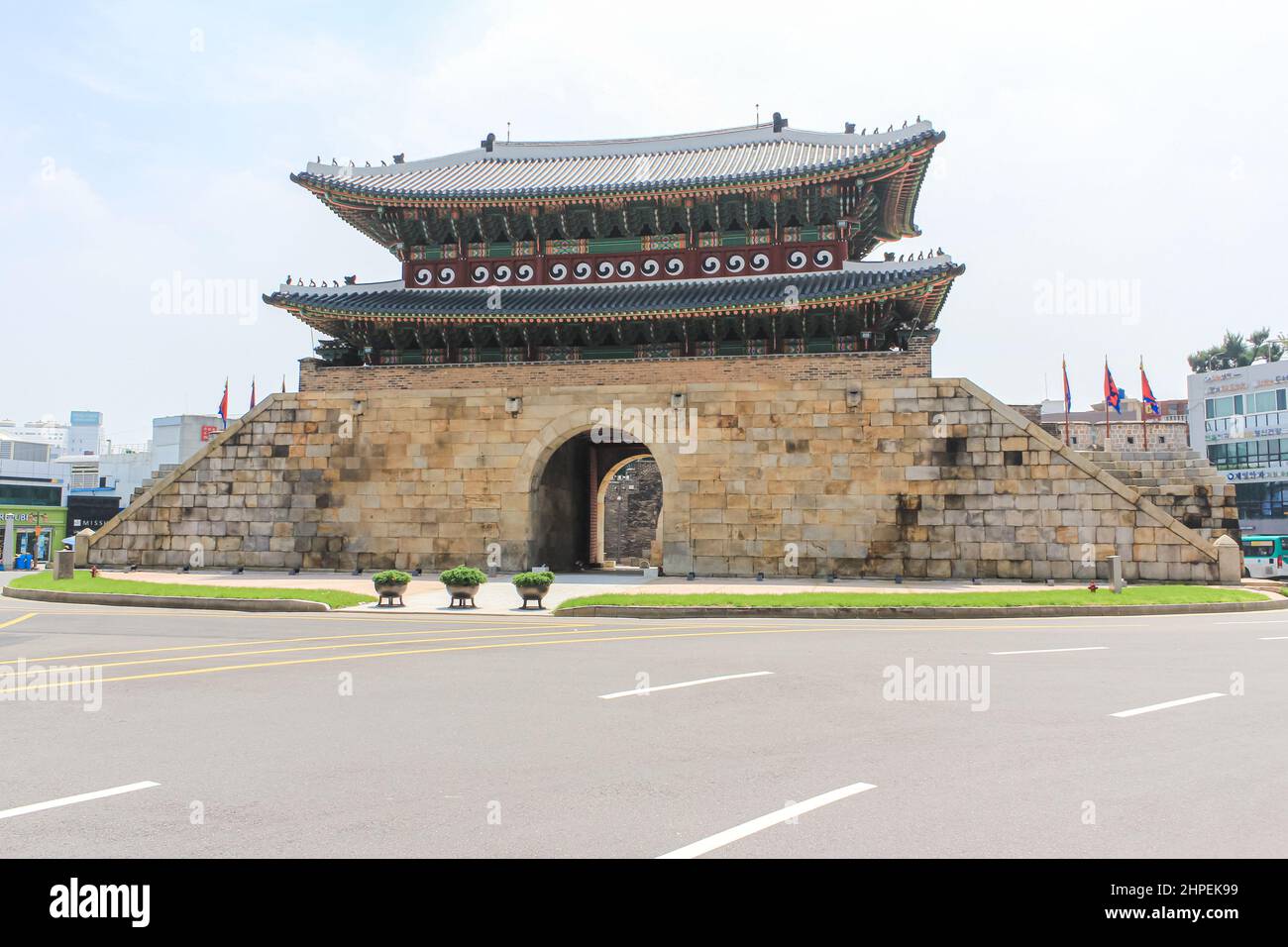 Séoul, Corée du Sud - 26 juillet 2020 - la porte de Paldalmun est la porte sud de la forteresse de Hwaseong. La porte a une entrée assez large pour laisser le roi Banque D'Images