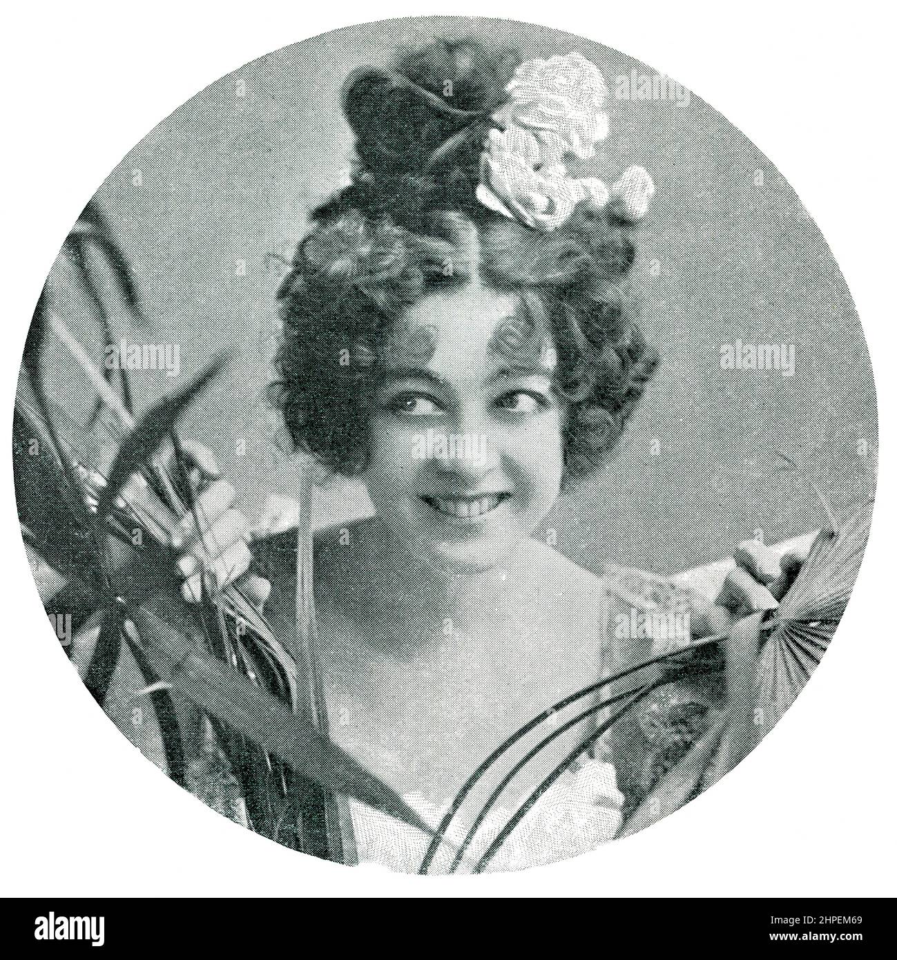 Portrait de Paulina Clarissa Molony (Mlle Saharet), danseuse australienne qui se produit dans des maisons de musique vaudeville. Image du magazine de théâtre franco-allemand illustré « Das Album », 1898. Banque D'Images