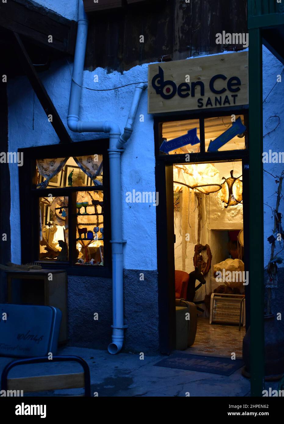 Soirée dans la vieille ville d'Ankara - fenêtres éclairées d'un magasin d'artiste dans la cour d'un « Hane » ottoman Banque D'Images