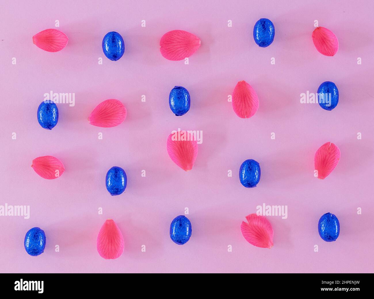 Motif oeufs de Pâques rose et bleu plat lay photographique Banque D'Images