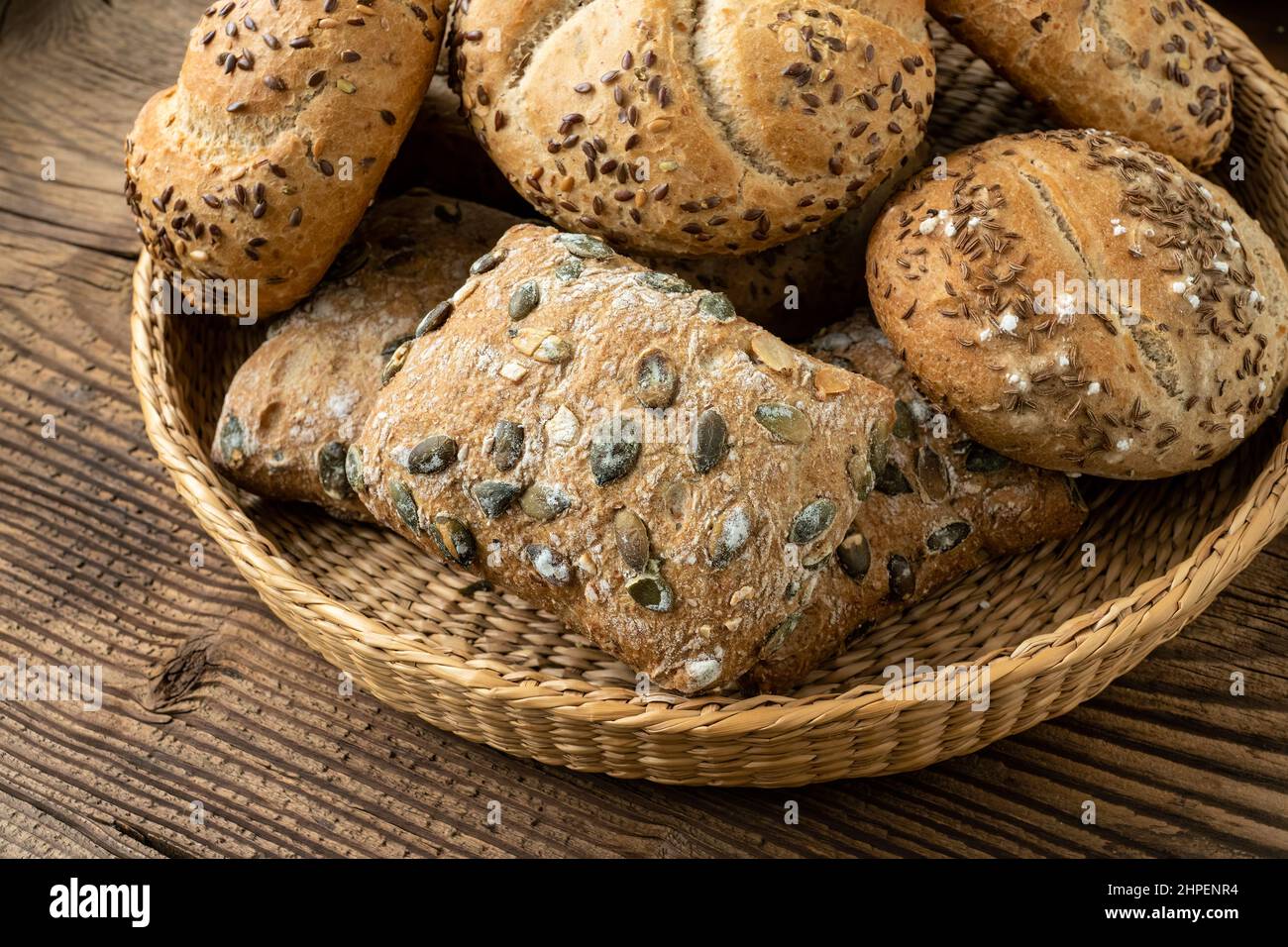 Panier en osier avec sélection de pains et pâtisseries. Assortiment de produits cuits au four Banque D'Images