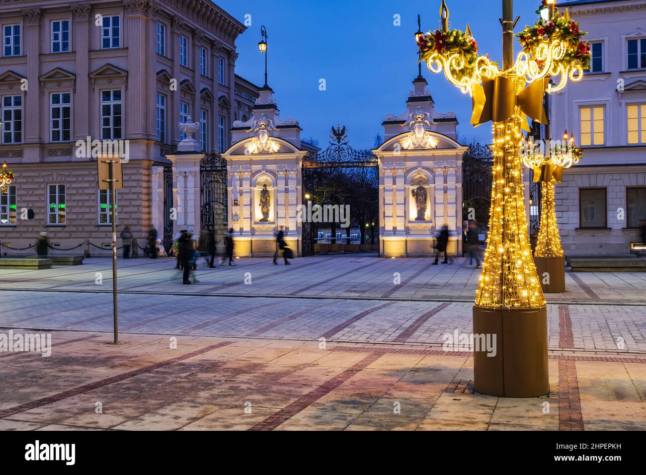 Porte d'entrée du campus principal de l'Université de Varsovie de la rue Krakowskie Przedmiescie la nuit pendant la saison des fêtes, ville de Varsovie en Pologne. Banque D'Images