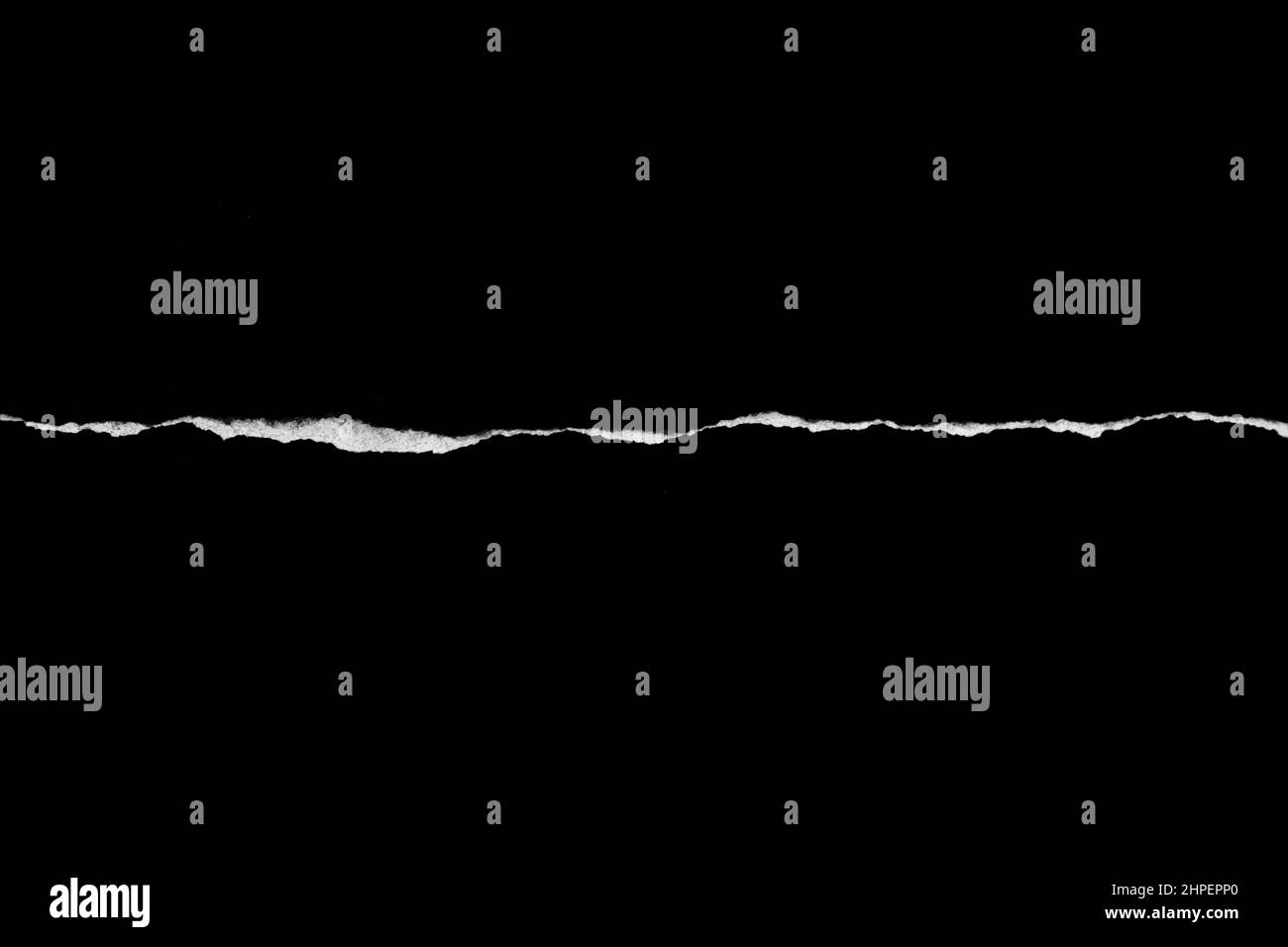 Déchirure du papier, bord du papier déchiré, bord déchiré, papier isolé déchiré blanc sur noir, coin du papier avec espace pour la copie Banque D'Images
