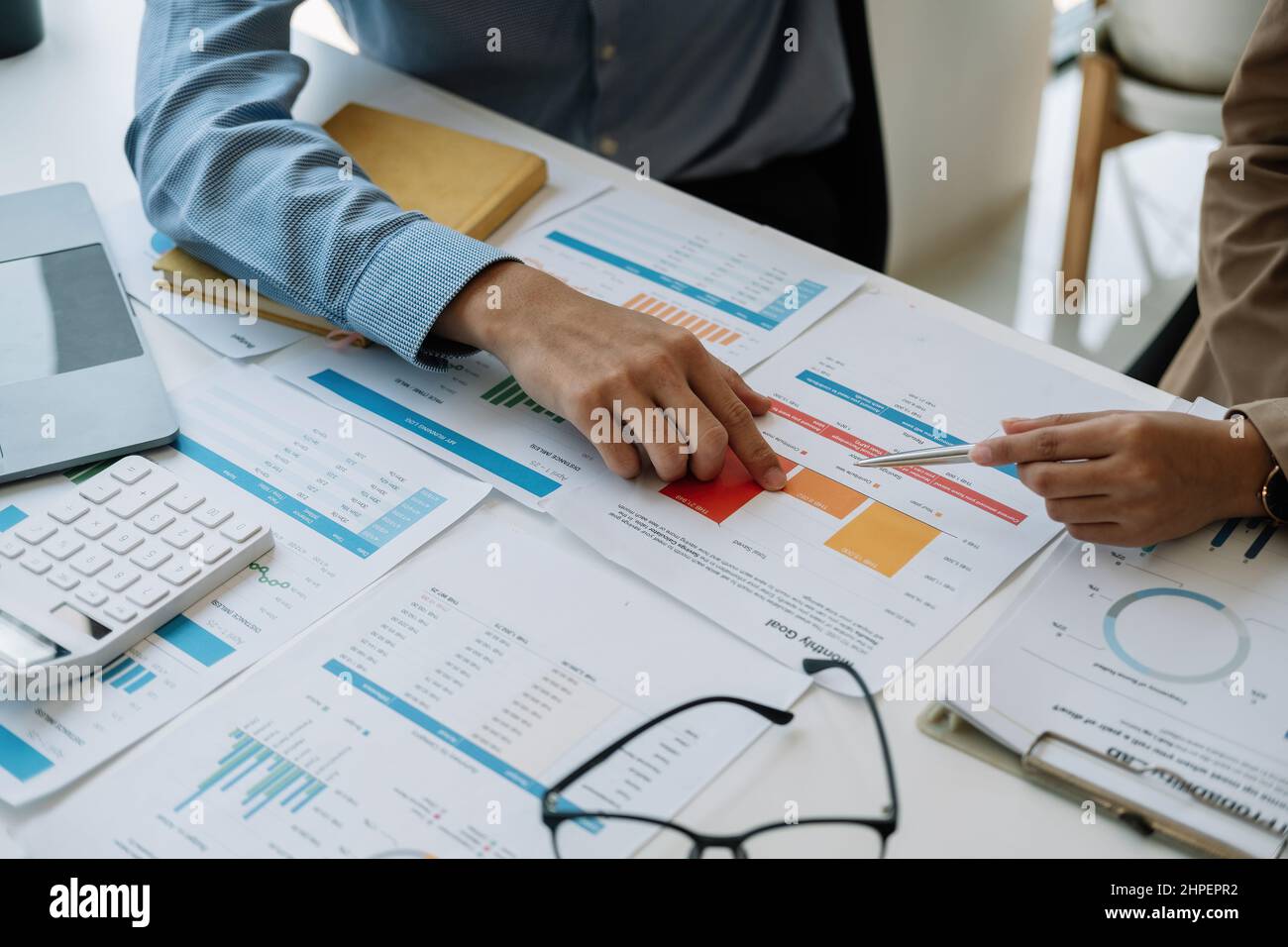 Business Consulting réunion travailler et brainstorming nouveau concept d'investissement de financement de projet d'entreprise Banque D'Images