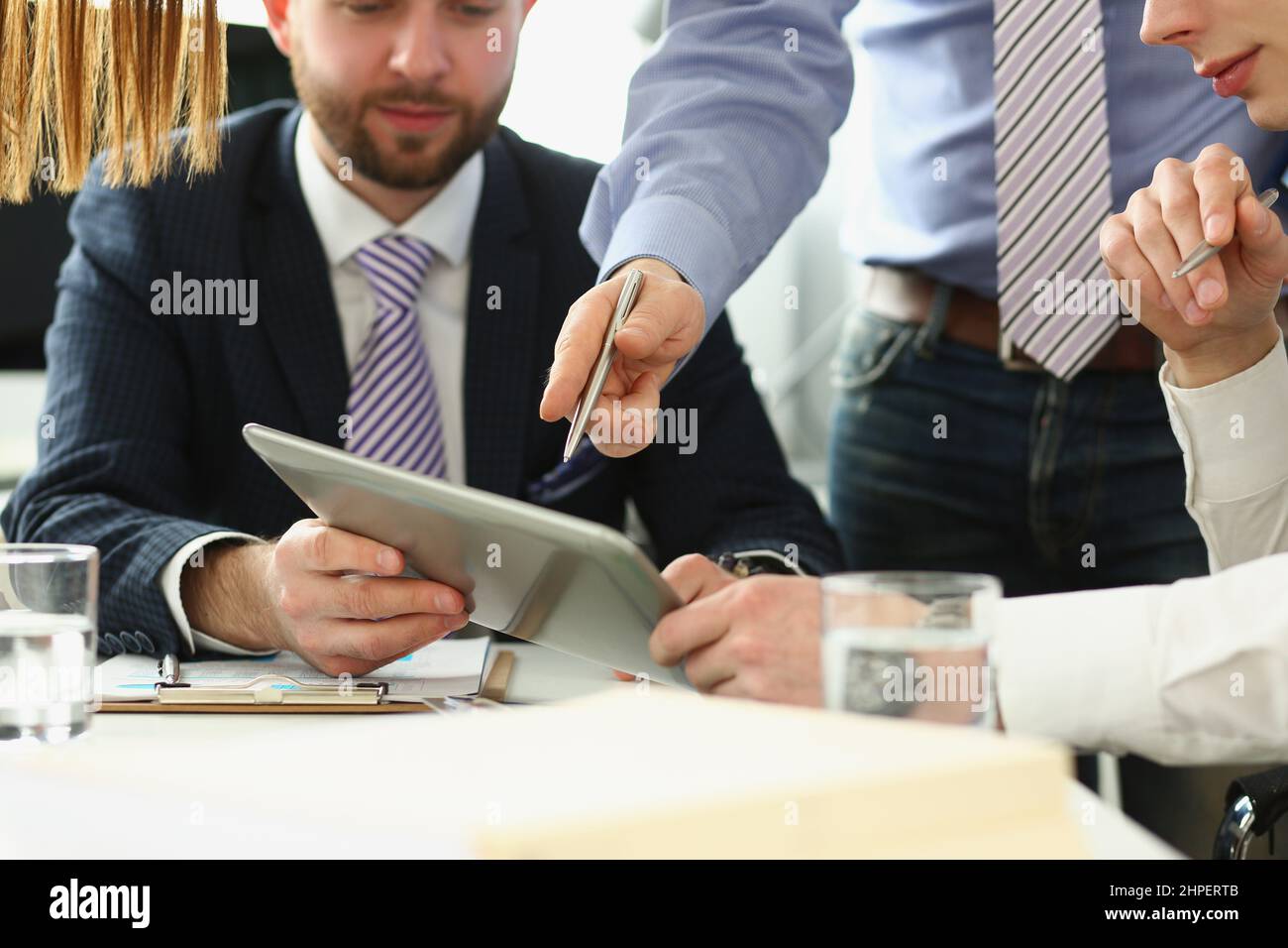 Des hommes d'affaires intelligents qui prennent des décisions au sein de l'entreprise, un responsable qui présente les statistiques financières au groupe Banque D'Images