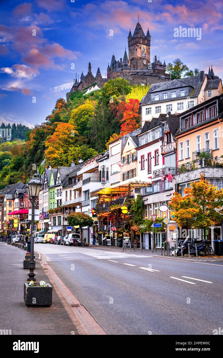 Cochem, Allemagne. Magnifique coucher de soleil coloré avec romantique Moselle, automne Rhénanie-Palatinat. Banque D'Images