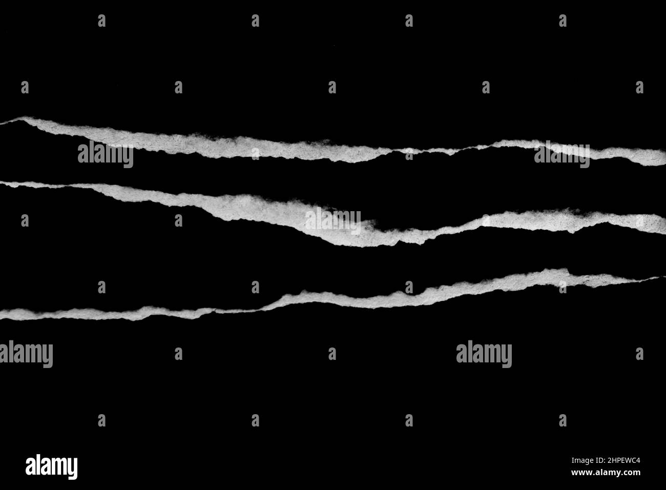 Déchirure du papier, bord du papier déchiré, bord déchiré, papier isolé déchiré blanc sur noir, coin du papier avec espace pour la copie Banque D'Images