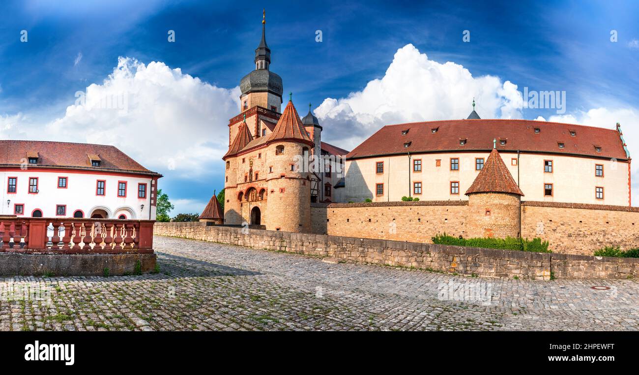 Wurzburg, Allemagne. Vue panoramique sur la porte de Scherenberg, la vieille ville de Marienberg, attraction touristique en Bavière. Banque D'Images