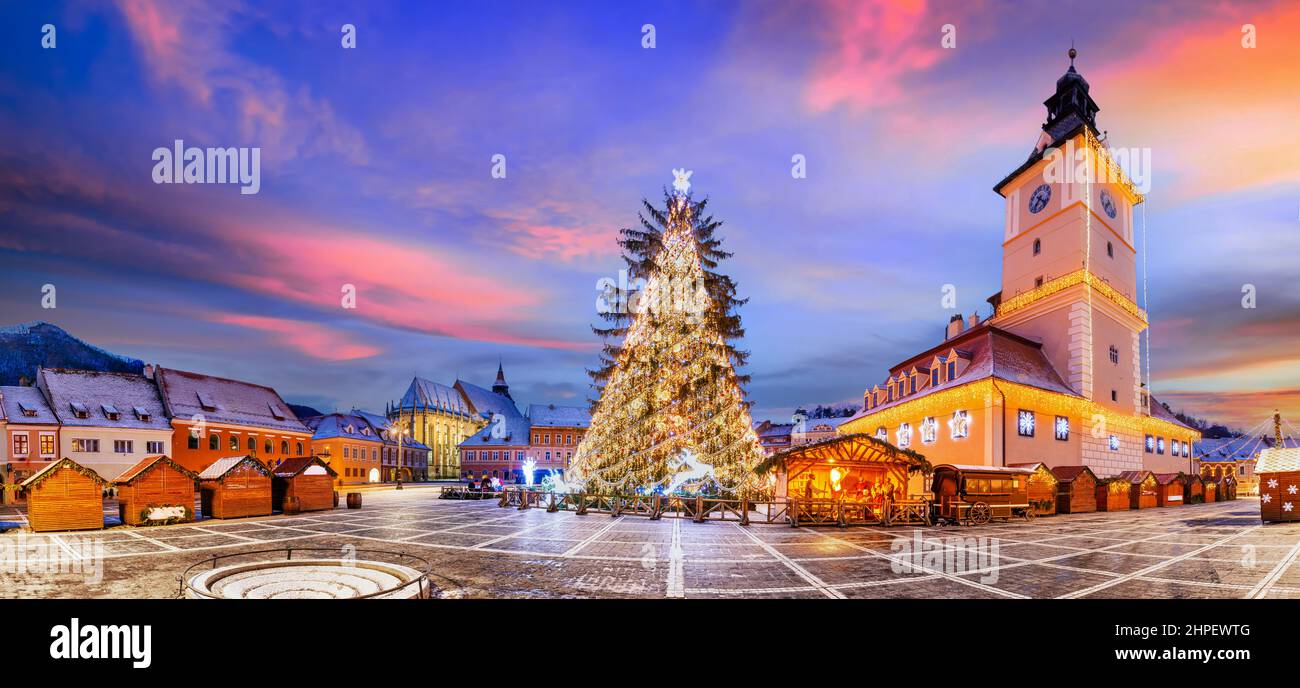 Brasov, Roumanie. Marché de Noël à la place principale, avec l'arbre de Noël et des lumières. Historique de la Transylvanie. Banque D'Images