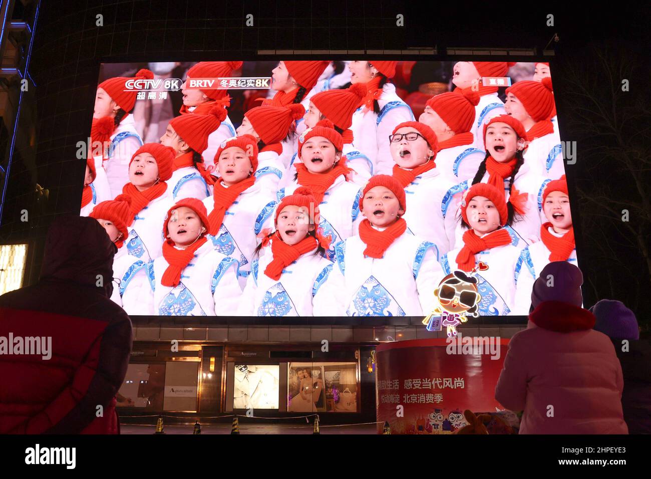 Pékin, Pékin, Chine. 21st févr. 2022. Dans la soirée du 20 février 2022, des piétons se sont arrêtés devant le centre commercial contemporain du quartier Haidian, à Beijing, pour assister à la cérémonie de clôture des Jeux Olympiques d'hiver de Beijing diffusée en direct sur un écran ultra-haute définition 8K.pendant les Jeux Olympiques d'hiver de Beijing, Afin de mieux offrir au public une expérience visuelle immersive et immersive, Beijing a construit 20 8K écrans ultra-haute définition et 200 écrans à grande échelle dans la Grande Muraille de Badaling, Shougang Park et Contemporary Mall. Le téléviseur à grande échelle 8K a réalisé la première au monde Banque D'Images