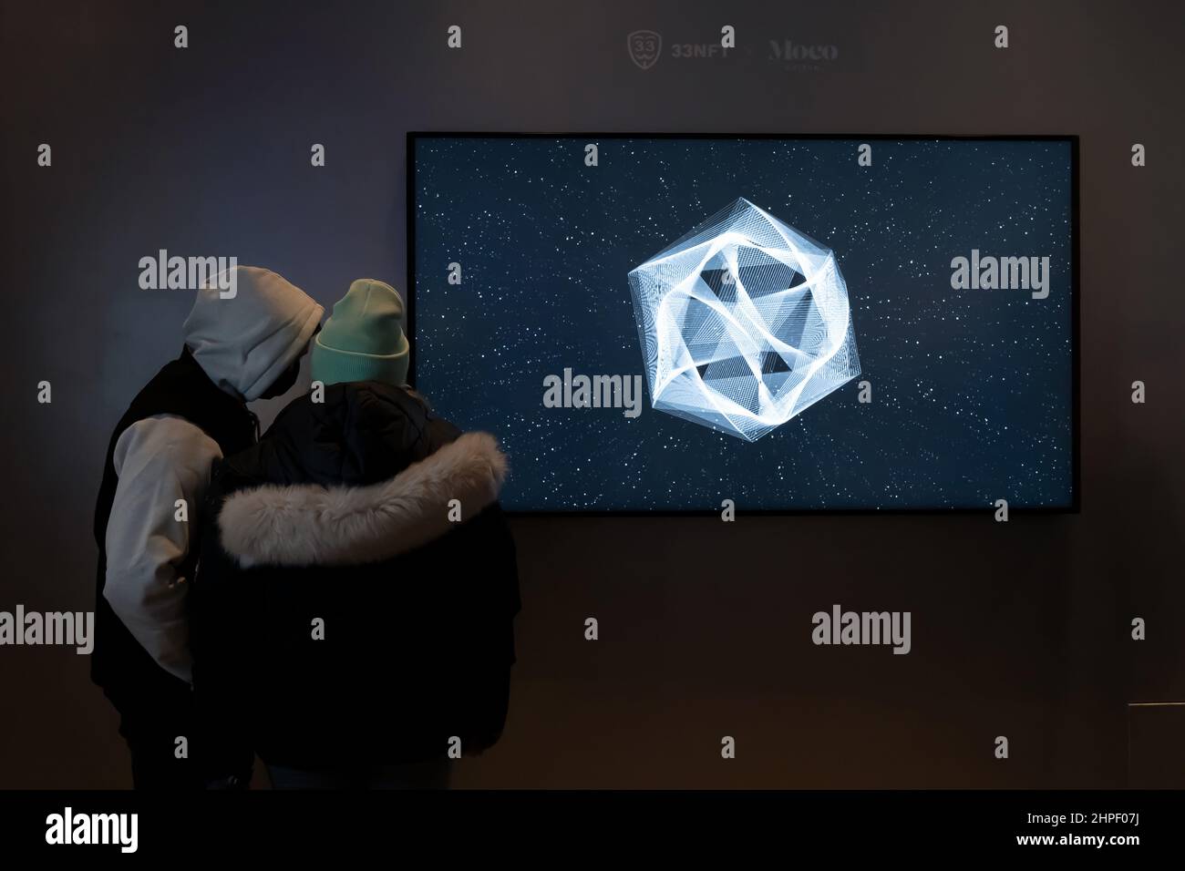 Visiteurs du musée d'art Moco à Amsterdam lors d'une exposition d'un NFT par un collectionneur anonyme 33NFT. Banque D'Images