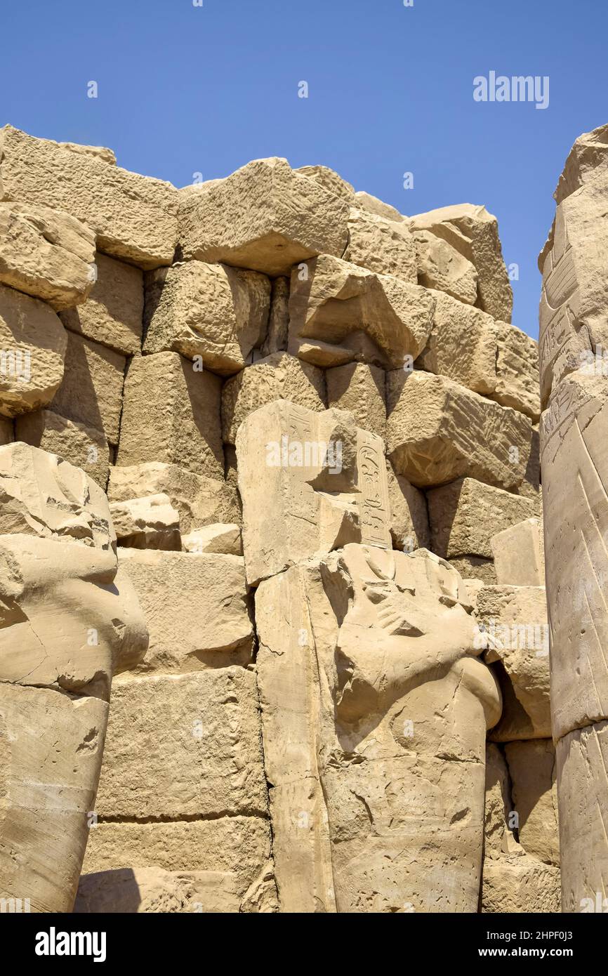 Ruines du temple de Karnak avec des statues, des sculptures et des colonnes sculptées avec des hiéroglyphes et des symboles égyptiens anciens (Thébes antiques). Luxor, Egyp Banque D'Images